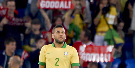 Review: Dani Alves 'Taklukkan' Brasil