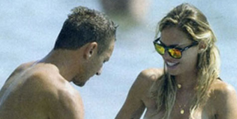 Asyik Bermain di Pantai, Bikini Istri Totti Melorot