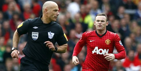 Howard Webb Pimpin Laga Derby Manchester