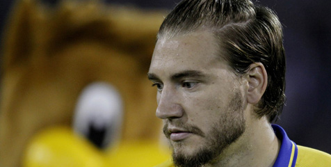 Kembali Merumput, Bendtner Tendang Bola ke Arah Anak Gawang