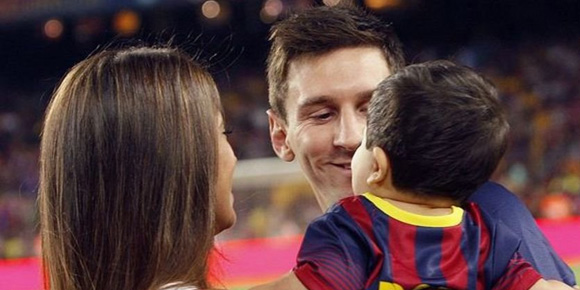 Pesona Kecantikan Kekasih Messi di Camp Nou