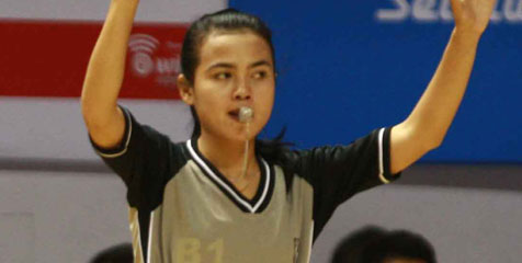 Wasit Wanita Termuda Pimpin Laga Pramusim NBL Indonesia