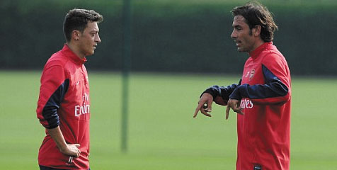 Ozil Kedatangan Senior di Sesi Latihan Arsenal