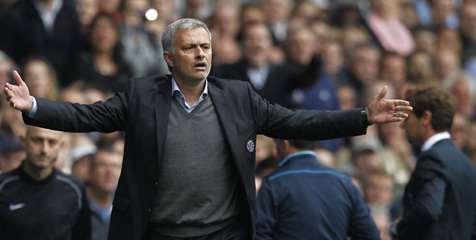 Torres Dikartu Merah, Mourinho Kesal