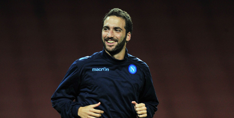 Presiden Napoli Ejek Arsenal Soal Transfer Higuain