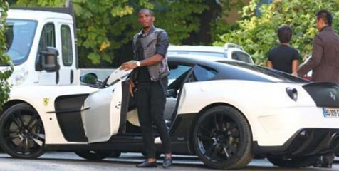 Eto'o Kirim Empat Mobil Mewahnya ke Chelsea