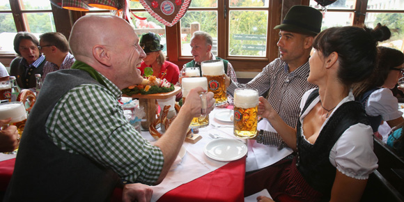 Parade Kecantikan WAGs Pilar Bayern Munich di Oktoberfest