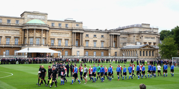 Ketika Istana Buckingham Jadi Arena Bermain Sepakbola