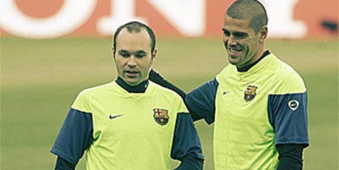 Iniesta Menyerah Bujuk Valdes Bertahan