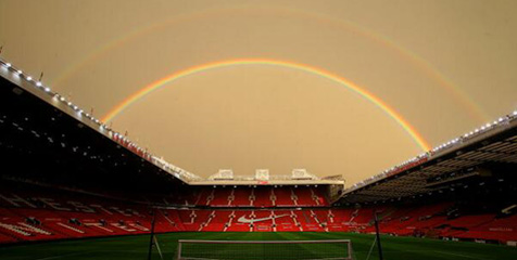 Pelangi Cantik Hiasi Langit Mentari Senja di Old Trafford