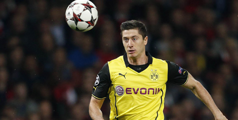 Wenger: Harusnya Lewandowski Dikartu Merah