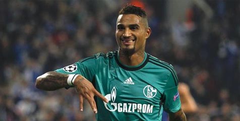 KP Boateng Ikuti Kuis Untuk Menangkan Hadiah Boneka Beruang