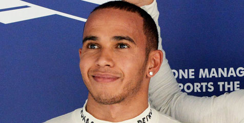 Hamilton Ingin Bantu Mercedes Hadang Ferrari