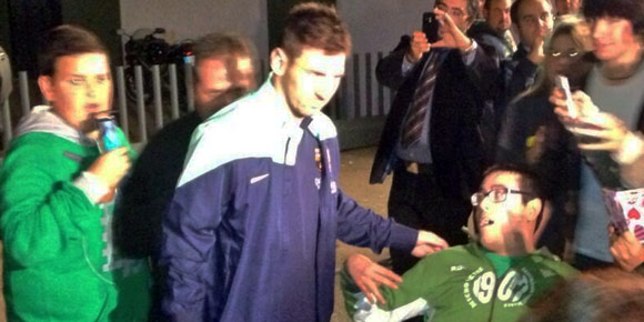 Cedera, Messi Tetap Sempatkan Berfoto Dengan Fans Difabel