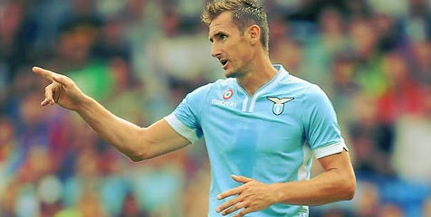 Akibat Dislokasi Bahu, Lazio Umumkan Absennya Klose