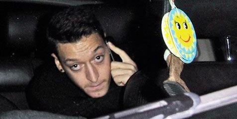 Ozil Bantah Tuduhan Pesta di Klub Malam