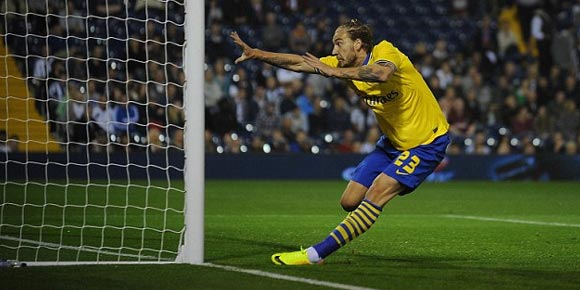 Just For Fun: Plesetan Bendtner Menabrak Tiang