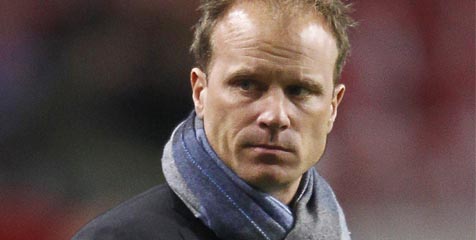 Bergkamp: MU Tak Tulis Ulang Sejarah Sepakbola