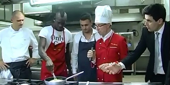 Video: Balotelli Pamer Kebolehan Memasak