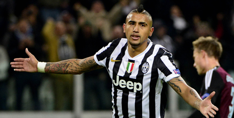 Vidal Minta 'Bantuan' Suporter Sebelum Eksekusi Penalti Vidal Minta 'Bantuan' Suporter Sebelum Eksekusi Penalti