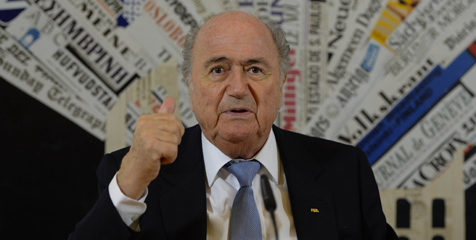 Blatter Berfoto Dengan Kaus Bergambar Ronaldo
