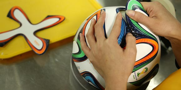 Inilah Proses Pembuatan Brazuca, Bola Resmi Piala Dunia 2014