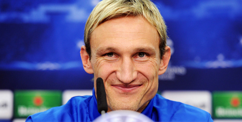 Tegang, Hyypia Pantau Laga MU via Ponsel Tegang, Hyypia Pantau Laga MU via Ponsel