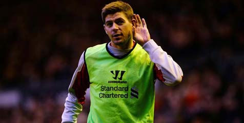 Aksi Gerrard 'Goda' Suporter Hull