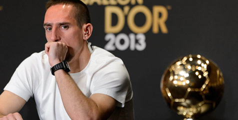 Gagal Ballon d'Or, Ribery Sumringah Foto Bareng Model Cantik