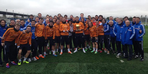 Kembali Berlatih, Skuat Madrid Foto Bareng Trofi Ballon d'Or CR7