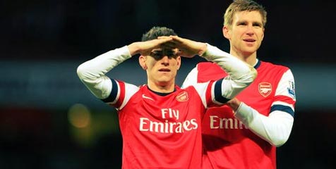 Dikawal Koscielny dan Mertesacker, Arsenal Super Solid