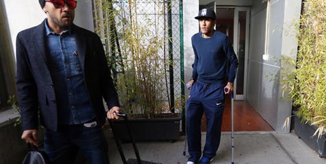 Pakai Penopang, Neymar Jalani Tes Medis