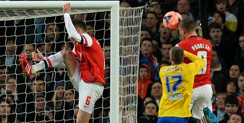 Review: Beda Kelas, Brace Poldi Beri Arsenal Kemenangan