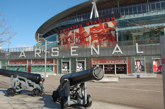 Lampu Emirates Mati, Fans Bantu Terangi Dengan Ponsel