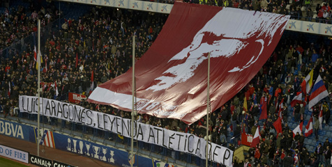 'Mendiang Aragones Sedang Tersenyum Memakai Jersey Atletico'