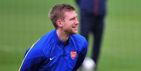 Berkat Mertesacker Bocah Ini Rasakan Kekuatan 'Raksasa'