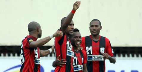 Review ISL: Penalti Ian Louis Kabes Menangkan Persipura