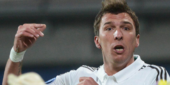 Video: Tackling Horor Mandzukic Bahayakan Karir Schweinsteiger