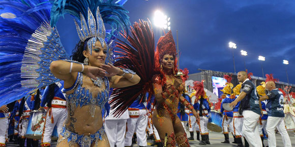 Karnaval Penuh Gaya dan Seksi Ala Brasil Jelang Piala Dunia 2014