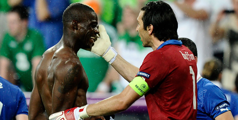 Buffon Sebut Balotelli Pelawak di Ruang Ganti