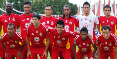 Antisipasi Kabut Asap, Penggawa Semen Padang Kenakan Masker