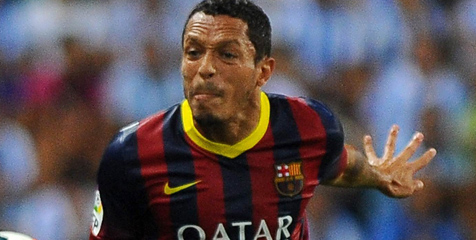 Liverpool Bersiap Boyong Adriano dari Barcelona 