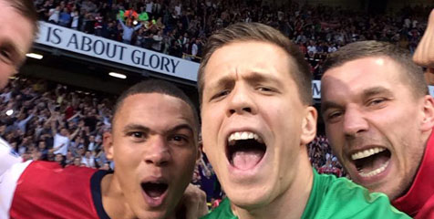 Foto Selfie di Atas Lapangan, Szczesny Diejek Richards