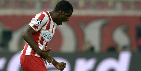 Campbell Percaya Sedikit Lagi Olympiakos Tendang MU