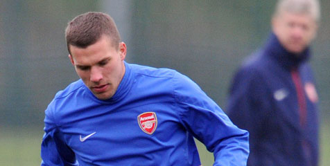 Surprise! Podolski Gabung Tim Anak-anak di Taman London