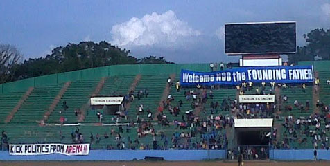 Flare dan Spanduk Sambut Nirwan Bakrie di Gajayana