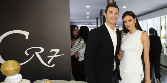 Topless, Ronaldo Berpose Bareng Sang Pujaan Hati