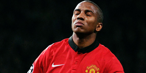 Ashley Young Dilarikan ke Rumah Sakit