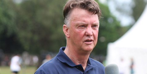 United Diam-Diam Jumpa Van Gaal, Nasib Moyes?