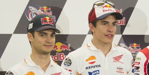 Kejutkan Fans, Marquez-Pedrosa Jadi Petugas Pom Bensin